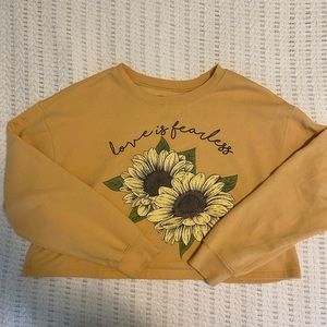 Long sleeve crop sweatshirt ‘love is fearless’